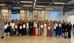 Gruppenfoto examinierte Pflegekr&auml;fte.