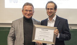 Prof. Dr. Berthold Seitz &uuml;berreicht PD Dr. Elias Flockerzi den Forschungspreis