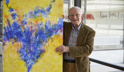 Der Maler mit einem seiner Bilder