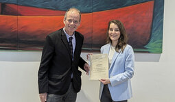 Prof. Dr. Roy Lancaster &uuml;bergab die Auszeichnung f&uuml;r den Calogero-Pagliarello-Forschungspreis an Dr. Julia Zimmermann