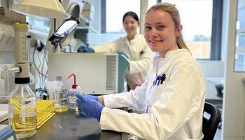 Auszubildende im Labor