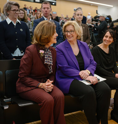 Königin Silvia im Hörsaalgebäude