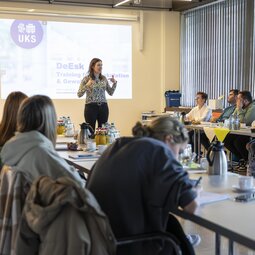 Gruppenfoto bei einer Theorieeinheit des Trainings