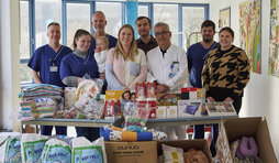 Gruppenfoto von der Spenden&uuml;bergabe