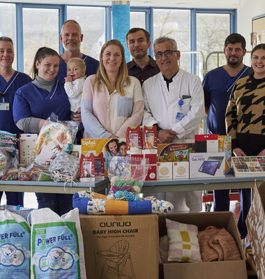 Gruppenfoto von der Spenden&uuml;bergabe