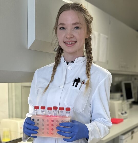 Auszubildende mit Reagenzglas