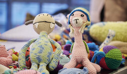 Zwei von den Nadelspielkindern gefertigte Figuren