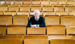 Prof. Dr. Ingo Froböse sitzt in einem Hörsaal