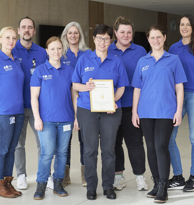 Das Team der UKS-Krankenhaushygiene mit dem Gold-Zertifikat