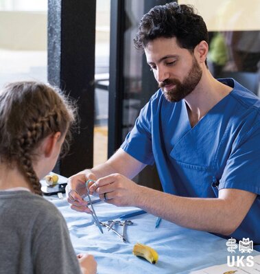 N&auml;hen einer Banane
