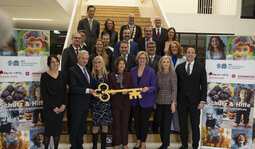 Gruppenfoto von der symbolischen Schl&uuml;ssel&uuml;bergabe