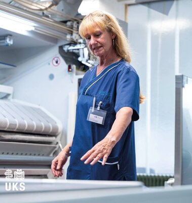 Mitarbeiterin W&auml;scherei erkl&auml;rt