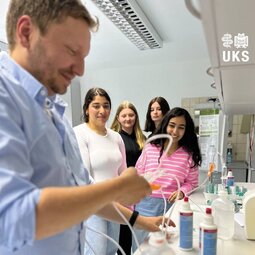 Vier Mädchen schauen dabei zu, wie eine Infusion gerichtet wird