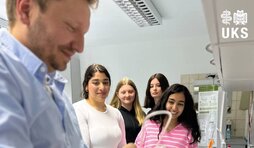 Vier Mädchen schauen dabei zu, wie eine Infusion gerichtet wird