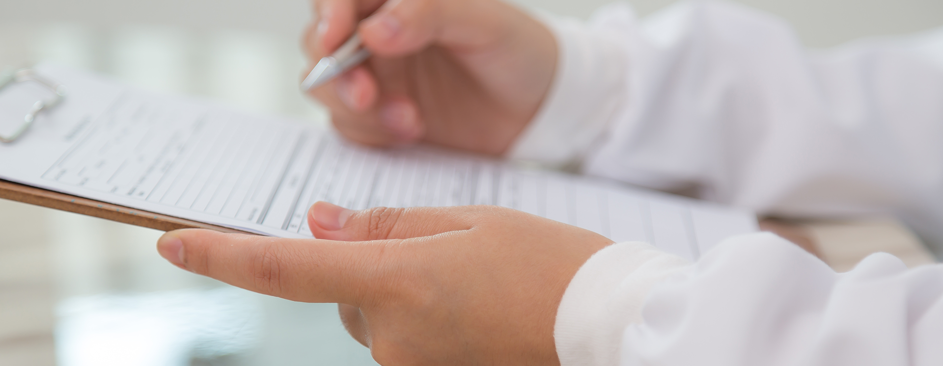 H&auml;nde f&uuml;llen Formular aus